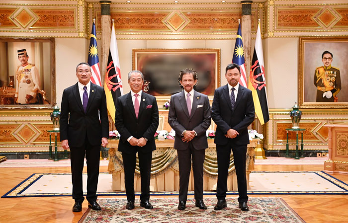 慕尤丁（左2）到汶莱展开官方访问，左起为希山慕丁、苏丹博尔基亚和汶莱王储穆赫塔迪比拉。
