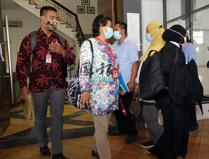 来自印尼大使馆的力奇沙巴里（左）在宣布休庭后，步离法庭。
