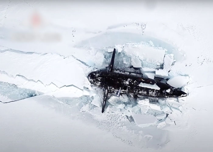 潜艇上浮破冰而出。
