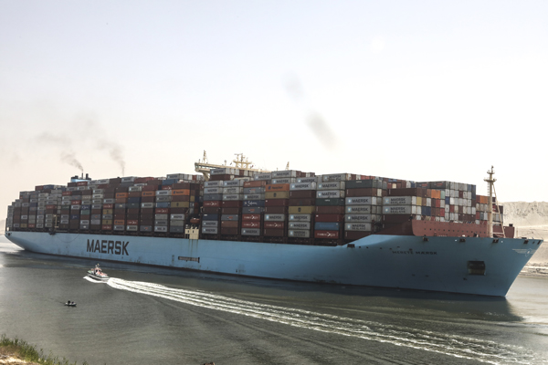 一艘满载货物的集装箱船通过苏伊士运河。