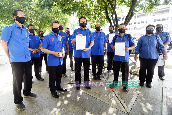 阿米鲁丁阿旺（第一排左2）率领教专成员到警局报案。左起为黄田泉、陈发福和莫哈末拉菲宜。
