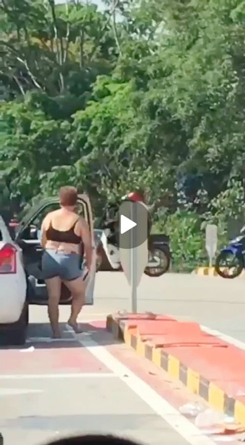 妇女在路上突然停车后，脱剩内衣和短裤。