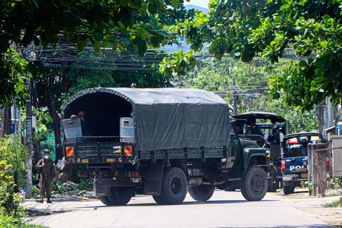 军车开入仰光南奥卡拉帕镇阻挡示威游行。（美联社）