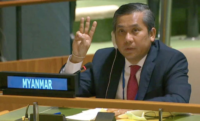 缅甸前联合国大使觉莫吞2月在联合国大会上高举三指而遭军方撤职。