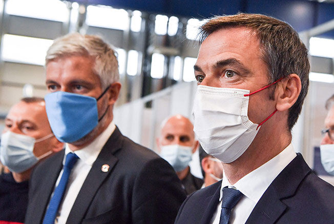 法国卫长维兰（右）和奥弗涅-罗纳-阿尔卑斯大区地区委员会主席沃奎兹9日出席法国东部格勒诺布尔一家疫苗接种中心开幕礼。（法新社）