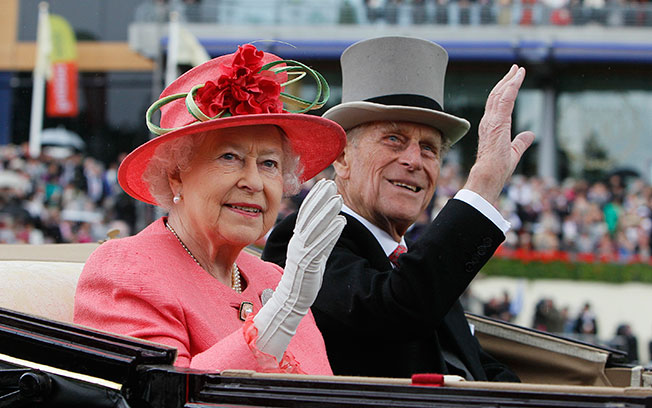 2011年，英女王在英国皇家赛马会上，同样有夫婿菲利普陪伴。（美联社）