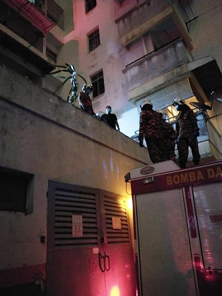 当时死者卧尸在公寓电房屋顶，消拯员受召到场协助抬尸。