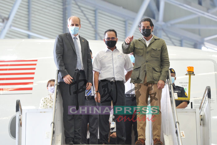 凯里（右）参观马航机舱为达到环保目的使用的新技术。左起为联合国驻马新新和汶莱协调员史蒂芬及马来西亚航空集团主席丹斯里祖基菲。