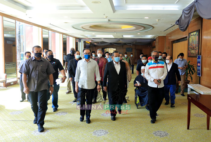 安华（左2）在阿米努丁（右2）陪同下出席15名宗教界具权威的宗教教师加入公正党仪式。