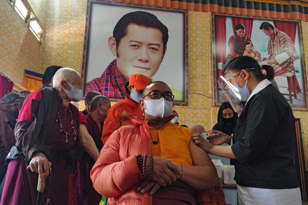 不丹民众接种疫苗。