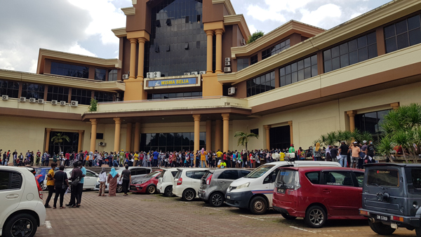 阿南弗拉关丹分局558名员工及家属，周三到关丹英迪拉马哥打室内体育馆接受病毒筛检。