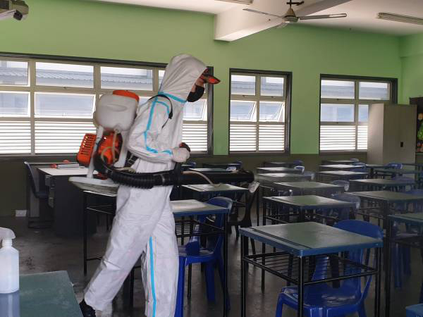 马华柔州志工团早前为学校进行大消毒。