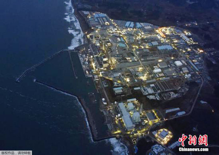 2016年3月10日，日本“311”大地震5周年纪念日的前一天，福岛第一核电站在黄昏中停运亮灯的场景。（中新网）