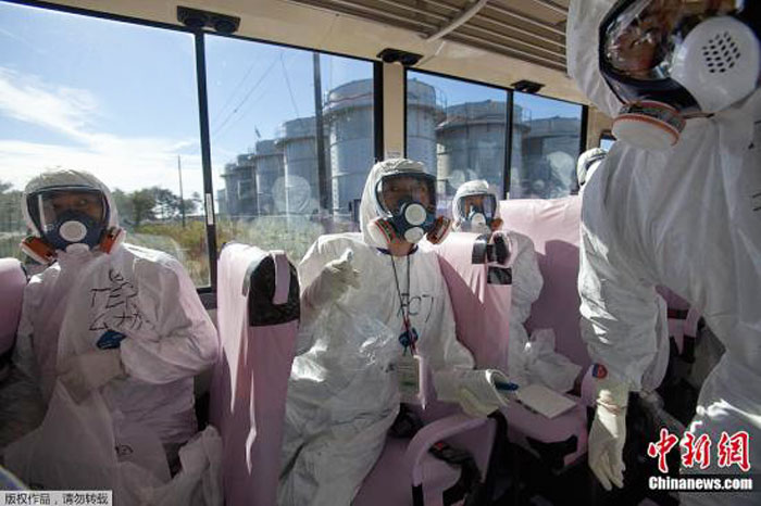 2011年11月12日，日本政府官员同新闻记者进入发生事故的福岛核电站，进行实地采访活动。（中新网）