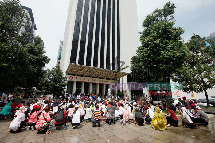 这批中国男女抗议示威，要求大使馆介入及协助他们。