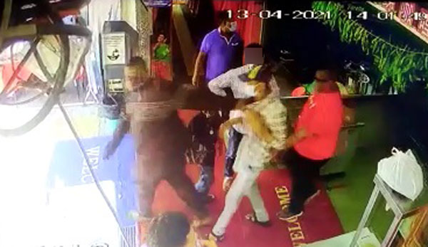 一批男子闯入餐馆内掳走2名印度籍男子。