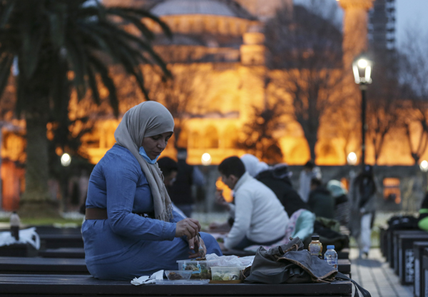 伊斯兰布尔民众周二在户外享用开斋饭。