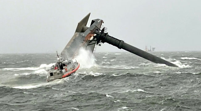遭强风吹翻的起重船。