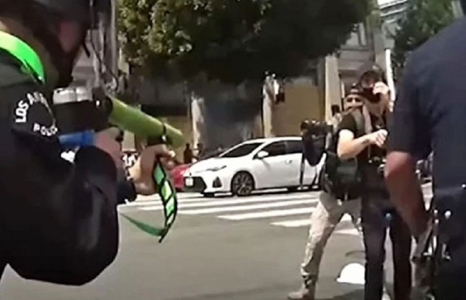 美国洛杉矶一名示威男子控告警方对准其睾丸开枪，致身心受创。