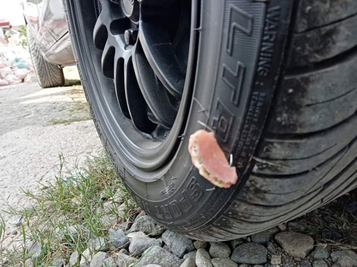 轮胎辗过一副假牙后报废。