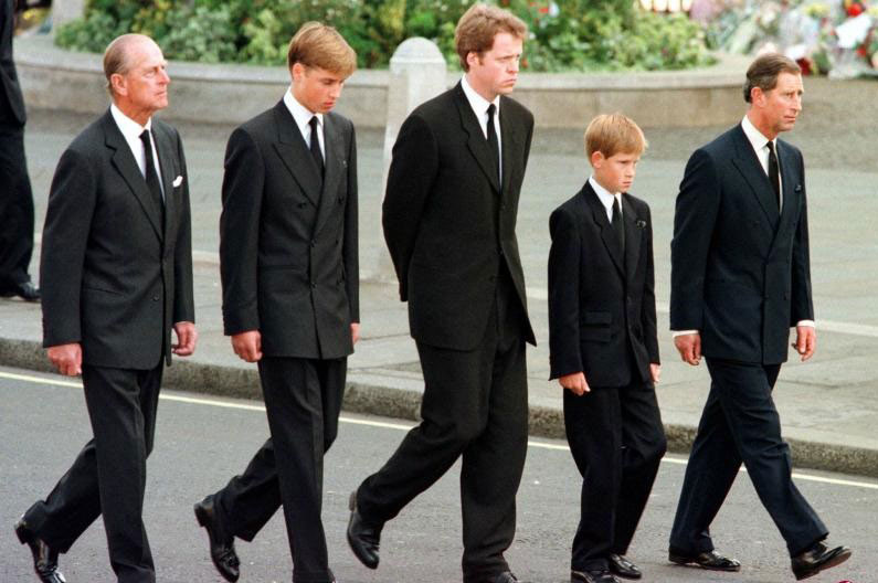1997年戴安娜王妃出殡当天，当时还是少年的威廉（左2）和哈里（右2）与祖父菲利普亲王、父亲查理斯王储和舅舅斯宾塞一起跟随在戴安娜的灵车后面，为戴安那送上最后一程。