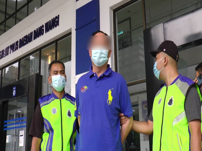 嫌犯（蓝衣者）被警方押往巴生南区警区前，透过媒体向前保镖和全国穆斯林道歉。