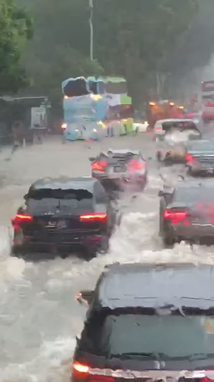 一场暴风雨，导致新加坡多个地区都发生水灾。