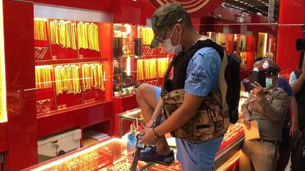 泰国一名海军现役军人缺钱用竟持枪抢金店。