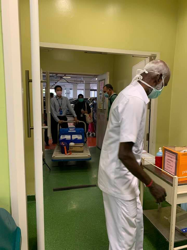 吉隆坡中央医院医护人员一大清早便在为第二阶段接种计划做准备，忙得不可开交。