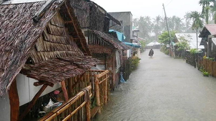 颱风“舒力基”袭击，菲律宾东萨马省省会圣波里加波市街道成河。（美联社）