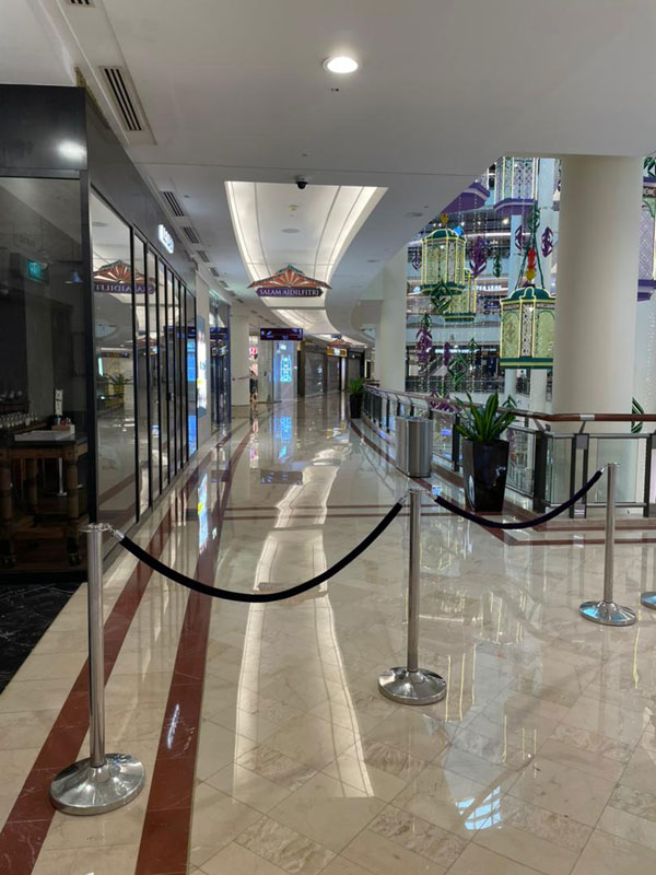 KLCC 4楼翻围栏跳下 男子当场惨死