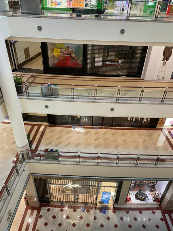 KLCC 4楼翻围栏跳下 男子当场惨死