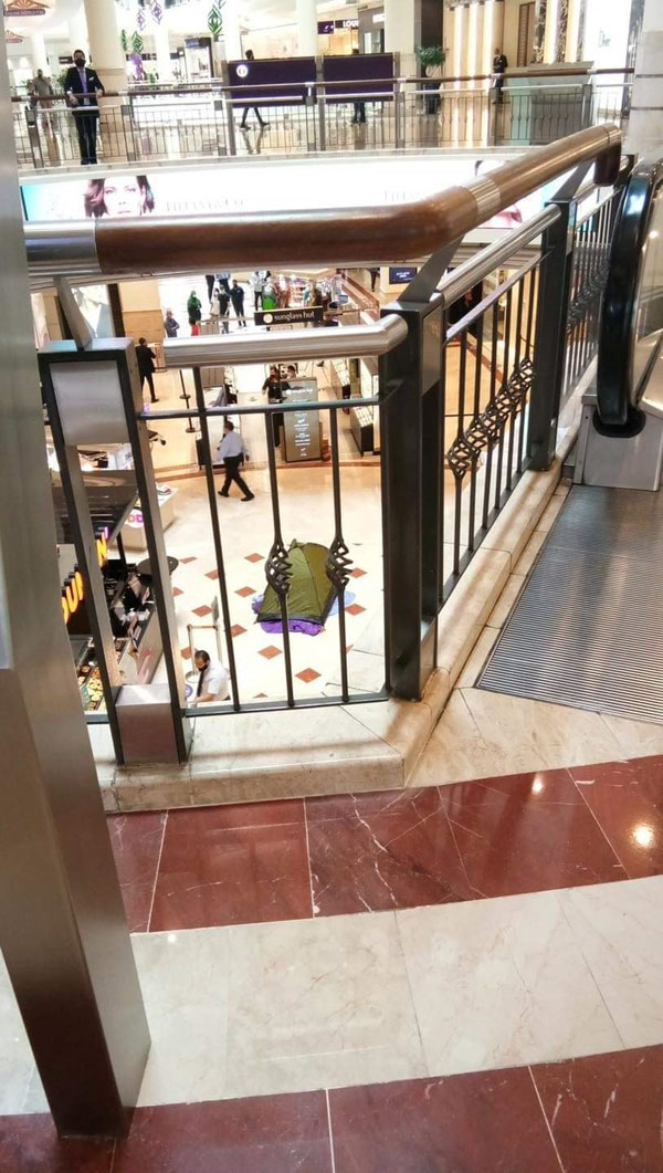 KLCC 4楼翻围栏跳下 男子当场惨死