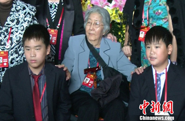 孙穗华（中）与她的两个孙子，2011年拜谒南京中山陵。（中新网）