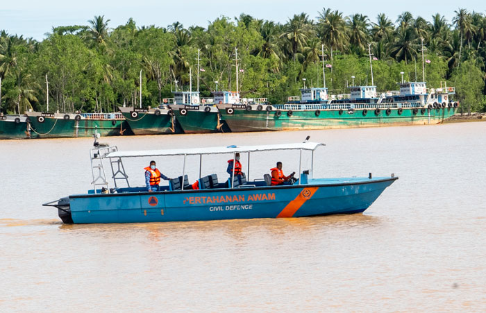 民防局救援船从瓜拉勿刹码头出发，前翻船事故的地点搜找失踪者。