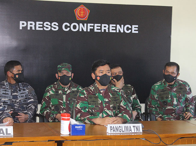 印尼军方首长哈迪（中）周六在记者会上发言。（法新社）