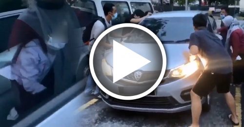 怕她“睡死”在车内！民众摇晃车身 叫醒女童