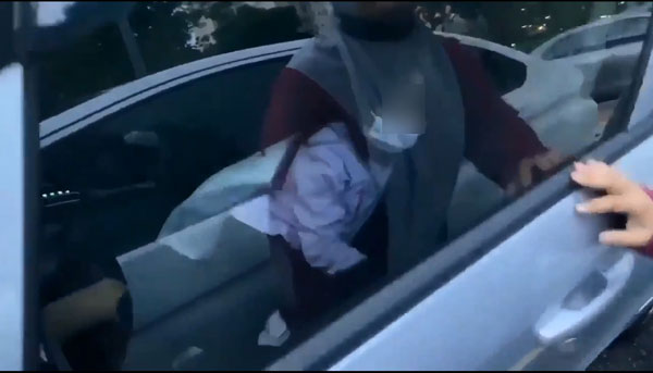 女童独自在车内熟睡,令民众担忧她是否会吸入过量废气中毒。