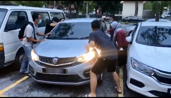 民众不断摇晃轿车车身,试图摇醒车内女童。