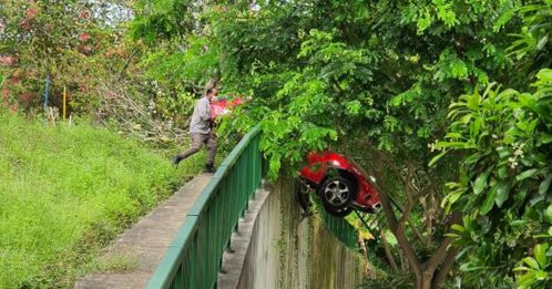 半截车身悬空 4人压车尾救3人