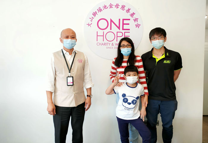 吴挺浩（前）需赴狮城接受细胞疗法，父亲吴益敏（右起）及母亲许佩玲希望大众能救救孩子，左为蔡瑞豪。