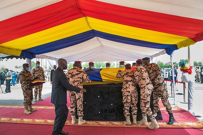 乍得总统代比的国葬仪式，周五（4月23日）在首都恩贾梅纳举行，图为乍得军人负责扶灵抬棺。（法新社）