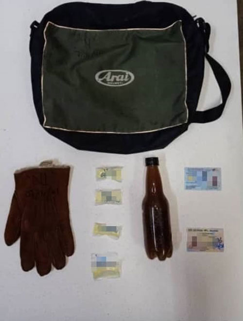 警方在嫌犯的背包中起获毒品。