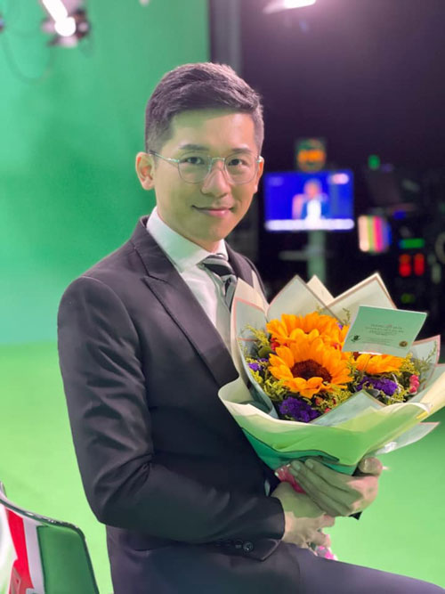 张钟霖13日播报最后一节晚间新闻后，正式离开服务了14年的TV2华语新闻。