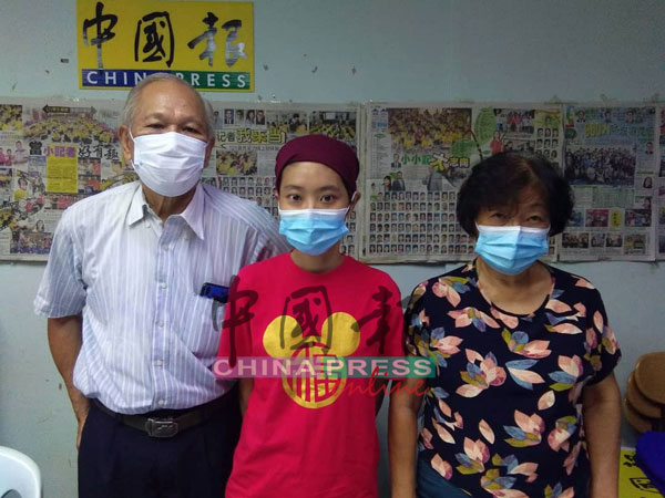 黎志坪与黄美淑夫妇（左起），急需15万令吉医疗费为女儿黎明秀治病。