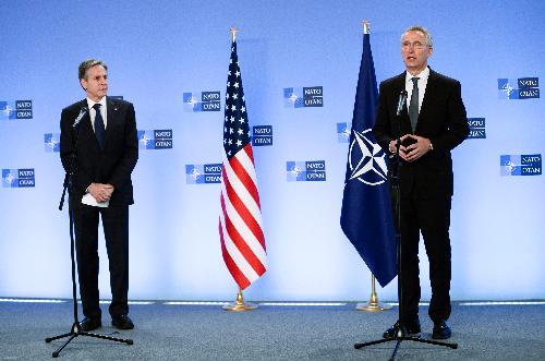 北约秘书长斯托尔滕贝格（右）与美国国务卿布林肯14日在布鲁塞尔北约总部举行的媒体发布会上讲话。（美联社）