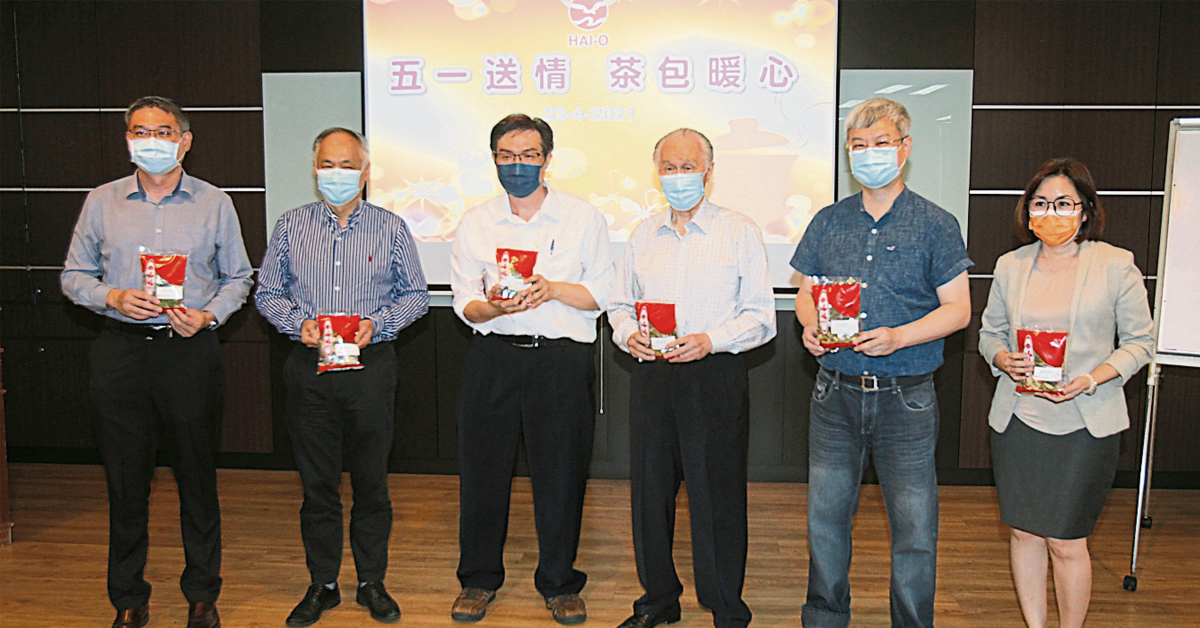 张景量（左起）、丘观庆、赖怡行、陈凯希、陈景岗及陈润群一同推介防疫强身茶包。