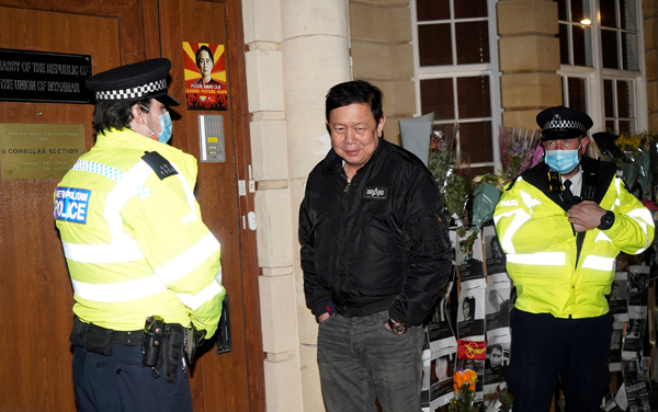 缅甸驻英国大使觉扎敏（中）被锁在大使馆门外。（法新社）