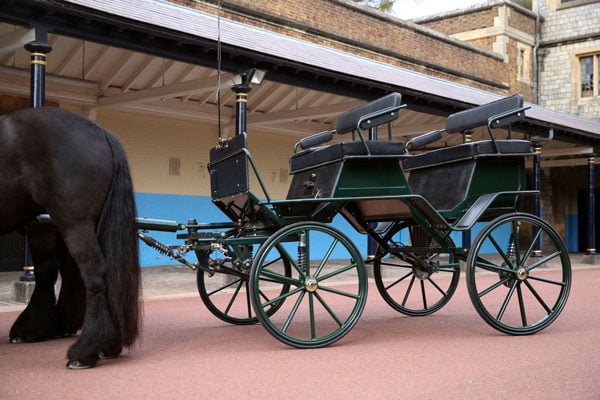 停靠在温莎堡的马车，是菲利普亲王在8年前亲自设计的马车，拉着马车的两匹小马驹，名字是巴尔摩尔内维斯和诺特洛斯托姆。这辆马车将在菲利普亲王丧礼中亮相。（法新社）