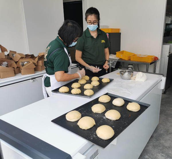 员工现场泡制新鲜的榴梿饮食品。